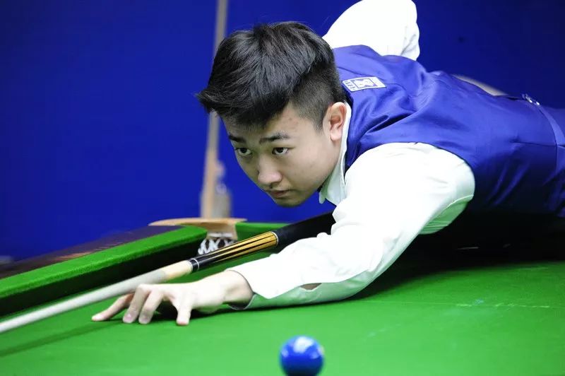 在中场展开 在中场展开